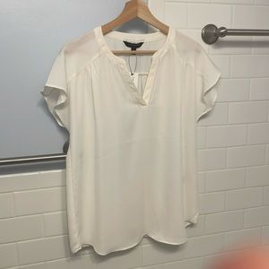 Banana Republic Women’s White V-Neck Shirt. Size small